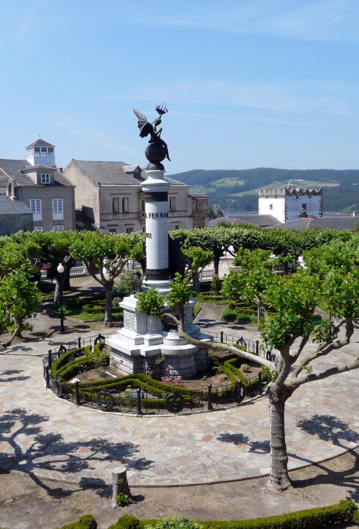 Fotografía de la Estatua a Villamil en Castropol